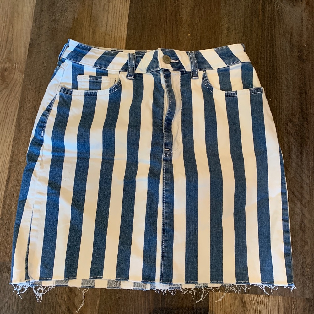 Hollister ukrra high rise distressed‎ bottom mini. Worn twice